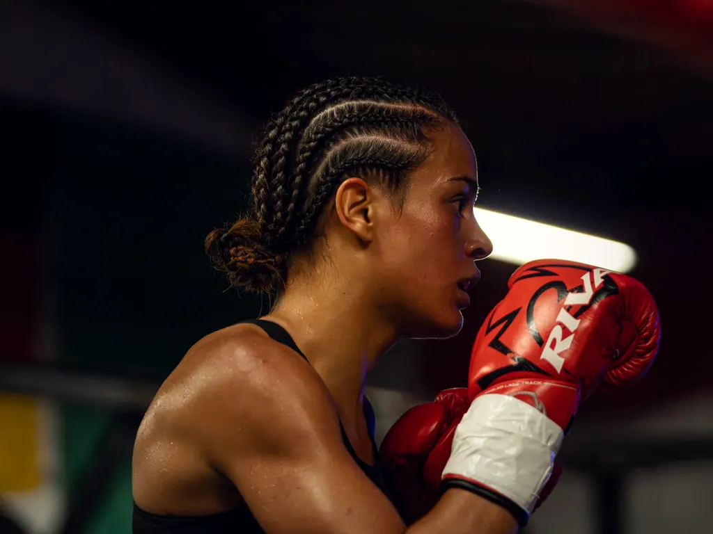 Anna Boullez à l’entraînement, gants rouges levés